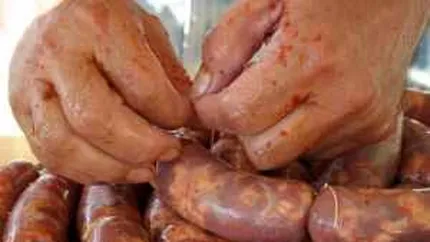 Carne stricata, gasita la un targ traditional organizat cu ocazia Zilelor Brasovului