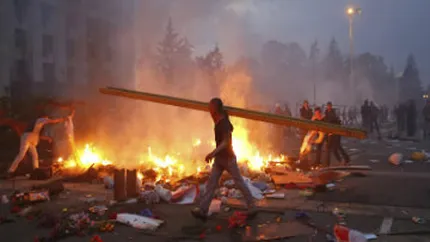 Bloomberg: Ucraina se apropie de razboi civil. Confruntarile au loc la 160 km de frontiera Romaniei