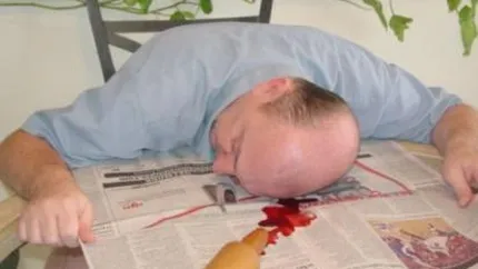 Cariera de cadavru: Isi castiga existenta facand pe mortul pentru 1.500 de dolari pe zi!