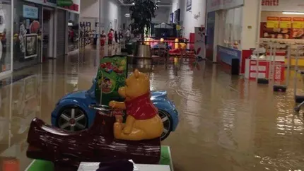 Hipermarketul din Pitesti unde preturile au intrat la apa la propriu (Foto)