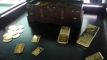Pretul aurului scade la cel mai redus nivel din ultimele doua luni, in timp ce dolarul castiga teren