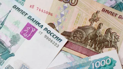 Rubla atinge noi minime fata de dolar si euro