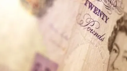 Lira sterlina a scazut fata de dolar la cel mai redus nivel din ultimele 14 luni
