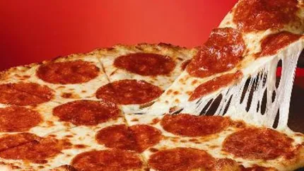 Pizza Iohannis cu salam de Sibiu. Oferta de patru la 54,50 lei, scorul obtinut la alegeri