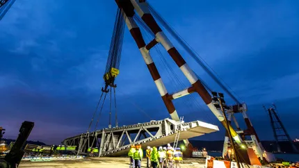 Cum arata macaraua romaneasca care construieste cel mai mare pod rutier suspendat din lume