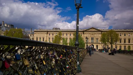 Autoritatile pariziene retrag definitiv lacatele dragostei de pe celebrul Pont des Arts