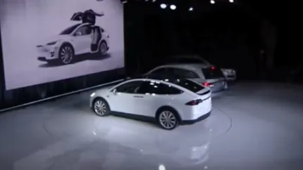 Tesla a lansat Model X, primul SUV electric din lume