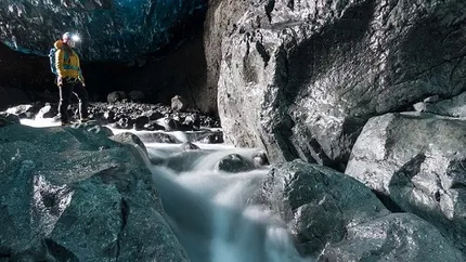 Fotografii spectaculoase cu peșterile de gheață islandeze, surprinse cu noile camere foto Sony