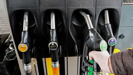 Scade prețul la pompă. Cele mai mici prețuri din februarie. Prețul benzinei scade cu 86 de bani, iar motorina se ieftinește cu 42 de bani