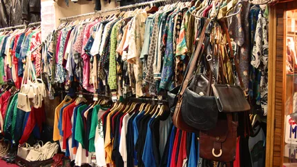 Săraci, dar cu stil! Românii cumpără în număr tot mai mare haine second hand de lux! Versace, Moncler Gucci sau Prada sunt brandurile preferate