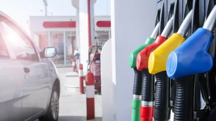 Prețurile carburanților, în continuă scădere. Ce sume sunt afișate azi, 28 septembrie, în marile benzinării din România