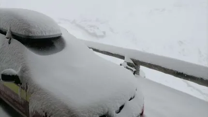 Iarna afectează mult prea devreme România. Pe un drum intens circulat zăpada are deja 16 cm, iar o bandă a fost blocată din cauza pietrelor căzute pe carosabil