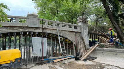 Imagini cu Podul Mare din parcul Cismigiu, după 3 luni de la începerea lucrărilor de reabilitare