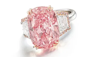 Un diamant roz s-a vândut cu aproape 60 de milioane de dolari, de peste două ori prețul așteptat
