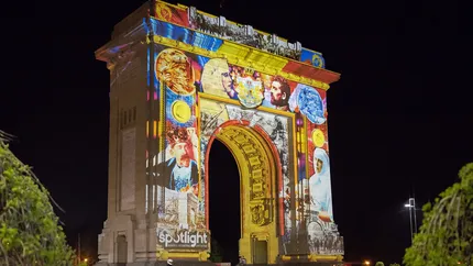 Spectacol de lumini pe fațada Arcului de Triumf, pentru a marca 100 de ani de la inaugurarea monumentului