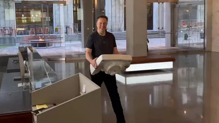 Elon Musk, la un pas de a deţine Twitter. A intrat, pentru prima dată în companie, cu o chiuvetă în mâini. Video-ul a stârnit hohote de râs