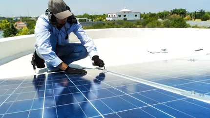 Panourile fotovoltaice te scapă de factura la curent. Cât te costă montarea lor