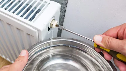 Caloriferele aerisite corect te ajută să plătești facturi mai mici cu 10-15% la facturi la iarnă! Cum se face aerisirea cu o simplă şurubelniţă