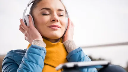 Timpul pentru a asculta muzică a continuat să crească la nivel global. Ascultătorii au petrecut 20,1 ore pe săptămână delectându-se cu muzica lor preferată, în creştere de la 18,4 ore în 2021