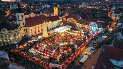 Târgul de Crăciun de la Sibiu îşi deschide porţile. Patinoar şi parc de distracţii, roată panoramică şi Atelierul lui Moş Crăciun, între atracţiile din 2022