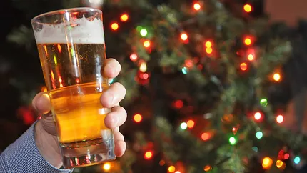 Românii își vor asezona porcul de Crăciun cu...bere! 49,3% dintre respondenţii unui studiu au spus că vor avea acest tip de băutură pe masa de sărbători!