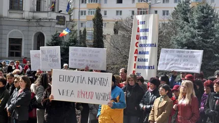 Angajații din educație continuă protestele în mai multe județe ale țării