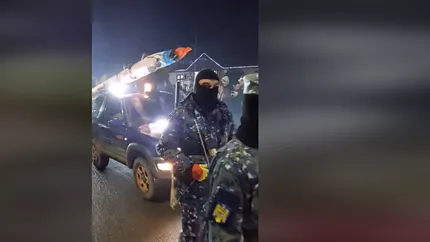 Polițiștii băcăuani îi cercetează pe „mascații” din Berzunți pentru că au defilat cu tractoare mascate în tancuri rusești
