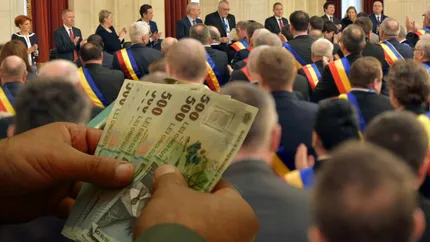 Primarii vor avea salarii mai mari anul acesta. Pentru restul românilor nu sunt bani, se mai așteaptă