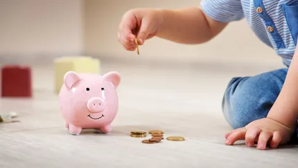 Când intră alocațiile copiilor în aprilie 2025, după întârzierea din martie. Anunț important pentru părinți