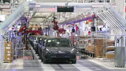 Tesla vrea să scadă cu 50% costurile de producţie la viitoarele generaţii de maşini