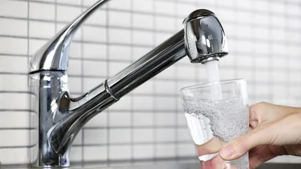 Consumul de apă îmbuteliată scade dramatic în ţara noastră. Românii au ajuns să prefere apa de la robinet, din pricina crizei economice
