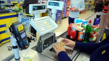 Ce salarii primesc casierii şi lucrătorii comerciali din hipermarketuri şi supermarketuri, în România
