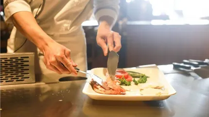 Se introduc noi reguli în restaurante. Clienții care vor mâncarea la pachet trebuie să vină cu sufertașul de acasă