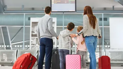 De ce să îți oprești serviciul de date mobile. Turiștii români care părăsesc țara se trezesc cu costuri suplimentare