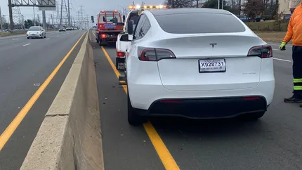 Video incredibil! Tesla, mașina de „lux” preferată de români, se descompune în mers! Doi proprietari au rămas cu volanul în mână