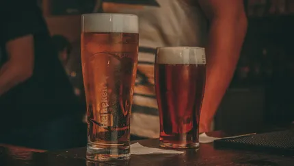 Este o bătaie totală de joc. Cât a plătit un român pe o bere de 0.33 ml la un bar din Cluj-Napoca