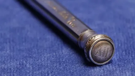 Suma incredibilă oferită pentru creionul de argint pe care Hitler l-a primit de la Eva Braun. De ce ar plăti un colecționar pentru un astfel de obiect