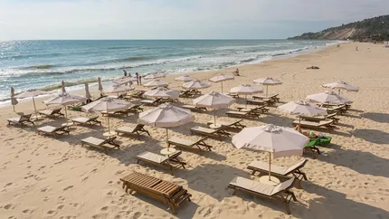 De câți bani ai nevoie pentru o vacanță la mare în Bulgaria. Turiștii își pot rezerva online umbrela și șezlongul, prin intermediul unei aplicații