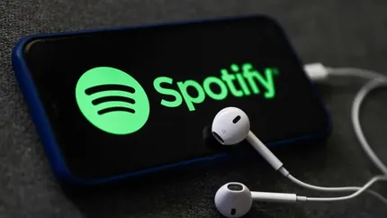 Spotify a şters zeci de mii de melodii care nu erau create de un artist, ci generate de AI