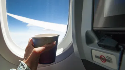De ce nu e bine să bei cafea în avion. Însoțitorul de zbor nu îți va spune aceste lucruri niciodată