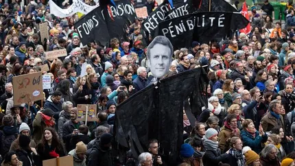 Franța, blocată de proteste. Macron impune restricții de circulație în întreaga țară, iar minorii nu mai au voie pe stradă