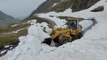 FOTO| Stratul de zăpadă pe Transfăgărășan depășește 3 metri! Deszăpezirile continuă chiar și în prima zi de vară