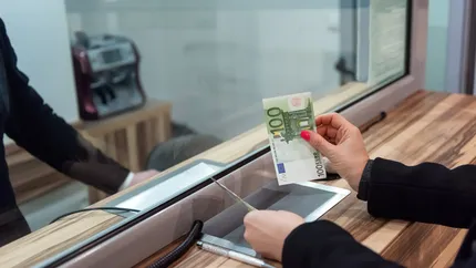 Bărbatul care a primit 5.000 de euro din partea casierului la bancă și nu a vrut să-i mai returneze. Cum a reușit să scape de condamnarea penală