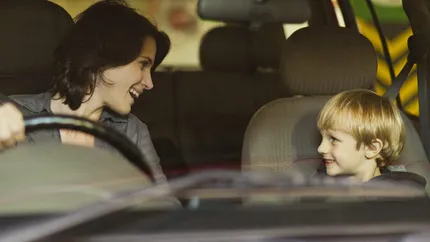 La ce vârstă poate sta copilul pe locul din față al mașinii. Regulile prevăzute de Codul Rutier