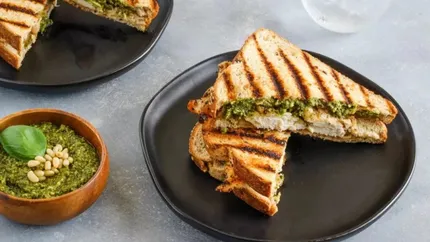 O clientă a fost taxată pentru că a cerut să-i fie tăiat sandvişul în două: Incredibill, dar adevărat. Cafeneaua din Italia a devenit virală
