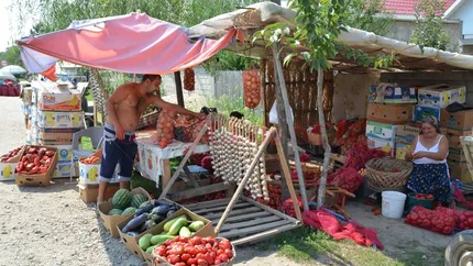 Legumicultorii își mută tarabele cu legume și fructe în fața curții