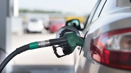 Carburanții se scumpesc din nou. Benzina a ajuns la un preț mediu de 8,74 lei pe litru, iar motorina la 9,12 lei pe litru