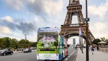 Imaginea Castelului Peleș „cap de afiș” pe autobuzele din Franța. Cine este fotograful care a pus România pe harta lumii