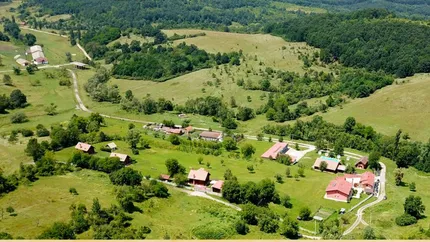 Satul din România cu doar trei familii. Aici mai trăiesc caii sălbatici și o specie de vaci pe cale de dispariție. Locul apare în tablourile lui Grigorescu