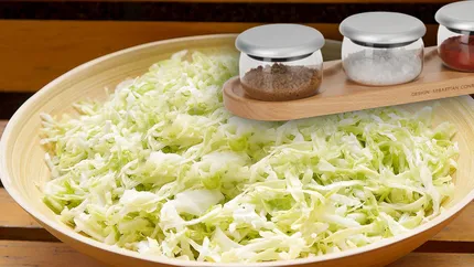 Cum se face cea mai sănătoasă și ieftină salată din lume. Costă un leu și e foarte ușor de preparat